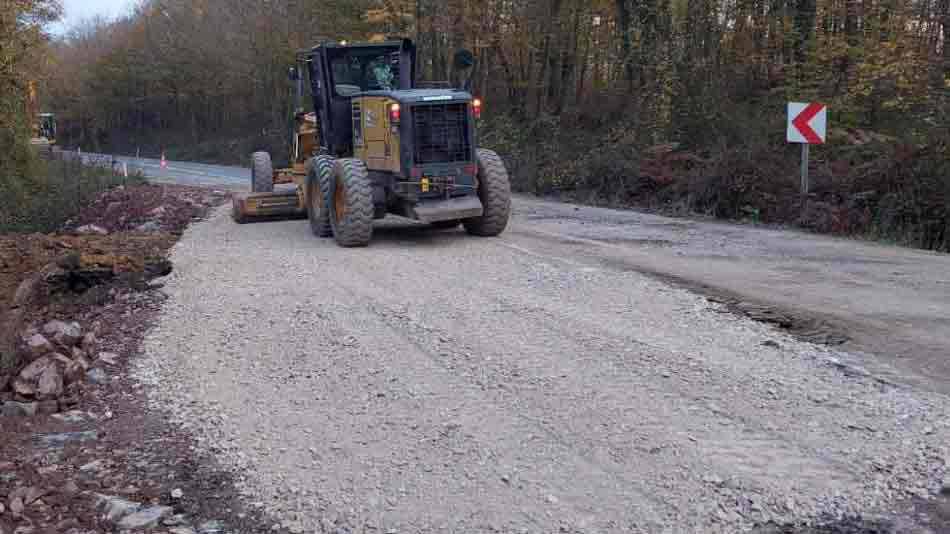 Büyükşehir çöken yolu düzleyip yama yaptı