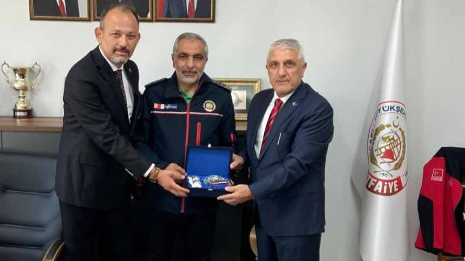 GTO BAŞKAN YARDIMCISI MİKDAT AYDIN'DAN PLAKET TAKDİMİ