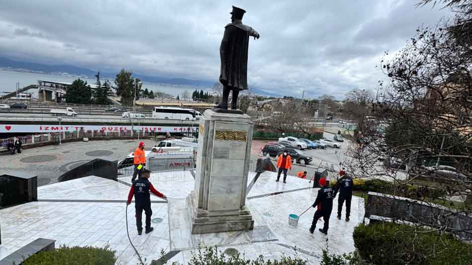 Kocaeli Büyükşehir Atatürk Heykeli’nin temizliğini yaptı